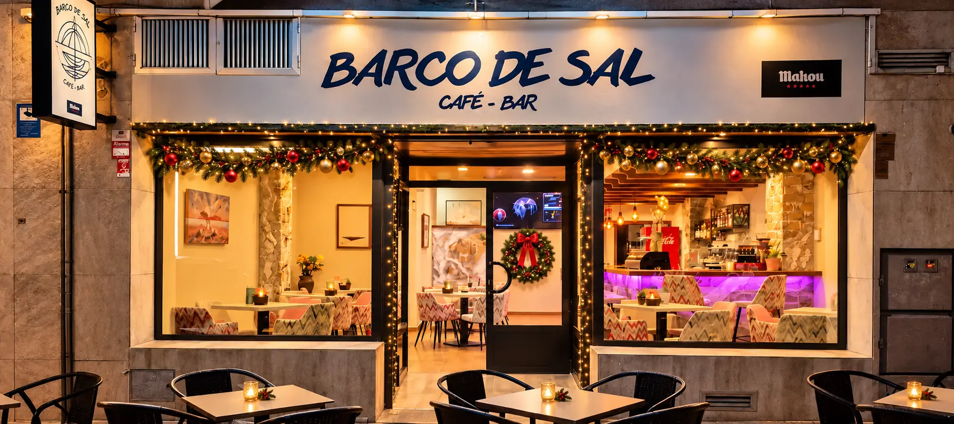 Fachada del restaurante, con su entrada y terraza